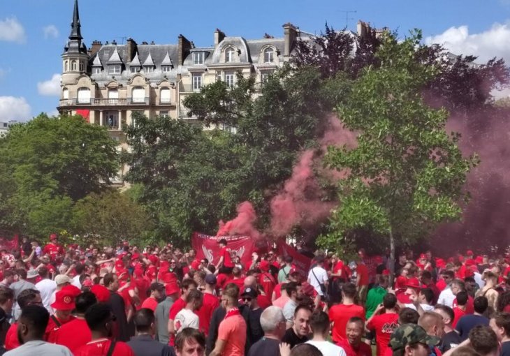 NEKAD BITLSI, A DANAS ALBANSKA PJEVAČICA! Navijači Liverpula u Parizu luduju uz NJENE hitove - pogledajte šta rade (VIDEO)