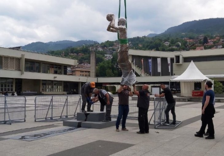 Postavljen spomenik velikanu Mirzi Delibašiću u Sarajevu