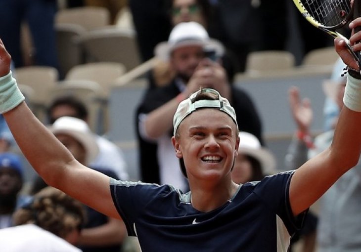 Kakav šok na Roland Garrosu: Jedan od najvećih favorita se oprašta od turnira, mladi Danac ide dalje