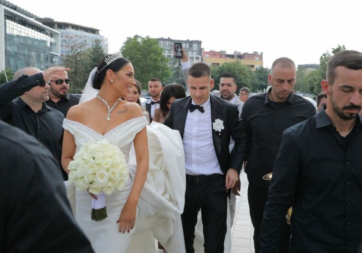 OVAKO IZGLEDA SVADBA FUDBALERA GOBELJIĆA - 7 TJELOHRANITELJA, DIJAMANTI I TORTA OD 15 SPRATOVA: Objavljene prve slike (FOTO)