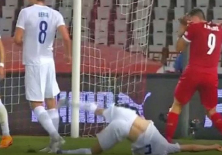 JEZIVA SCENA, NORVEŽANIN UDARIO U MITROVIĆA, PA OSTAO NEPOMIČAN NA TRAVI: On ga  bukvalno prevrnuo  u duelu