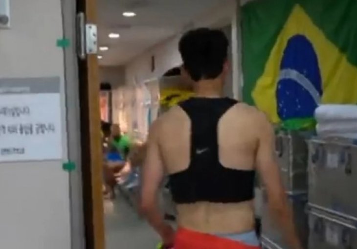 Son prilkom ulaska u svlačionicu sa brazilskim zvijezdama pokazao koliko je stidljiv i ponizan