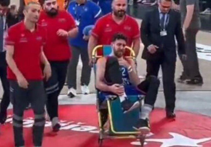 Sjajni srpski playmaker zabio tricu i teško se povrijedio: U kolicima ga odvezli sa parketa (VIDEO)