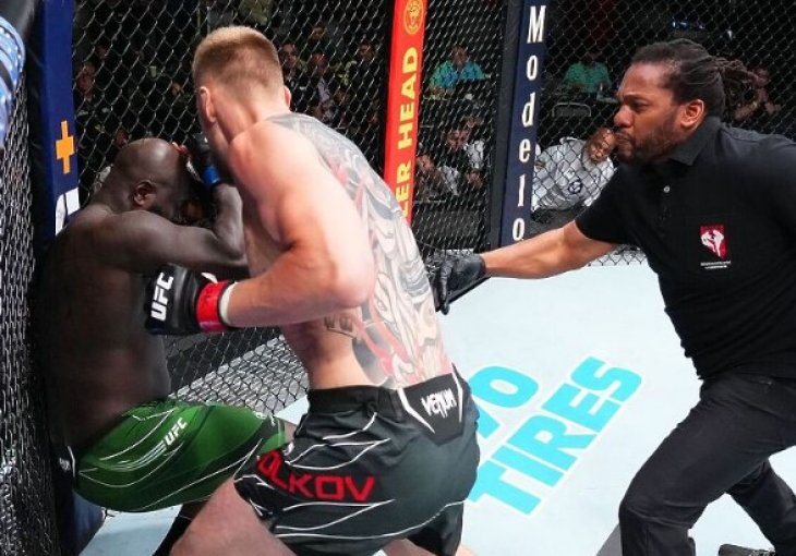 Najbolji MMA sudija iznenadio prekidom borbe: Da li je napravio kardinalnu grešku?