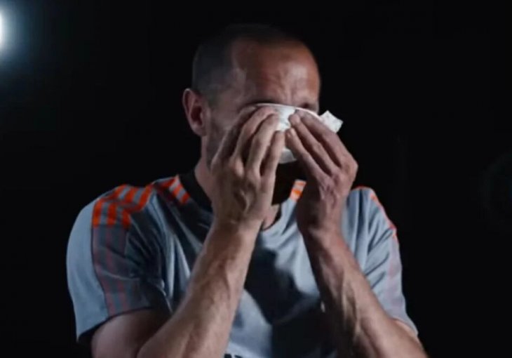 FUDBALSKA IKONA NIJE IZDRŽALA Pokazali su mu jednu fotografiju i počeo je plakati kao malo dijete