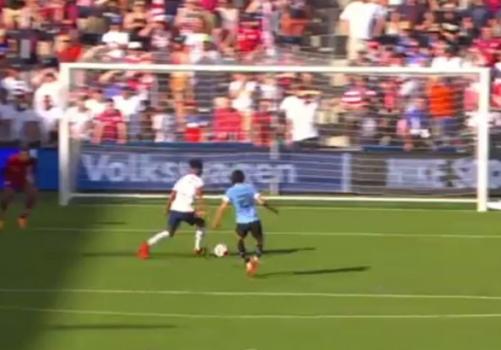I NJEMU SE DESI: Cavani promašio ono što inače žmireći pogađa