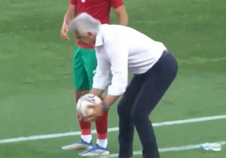 Halilhodžić dobio najveće zvižduke u karijeri nakon situacije kraj aut-linije