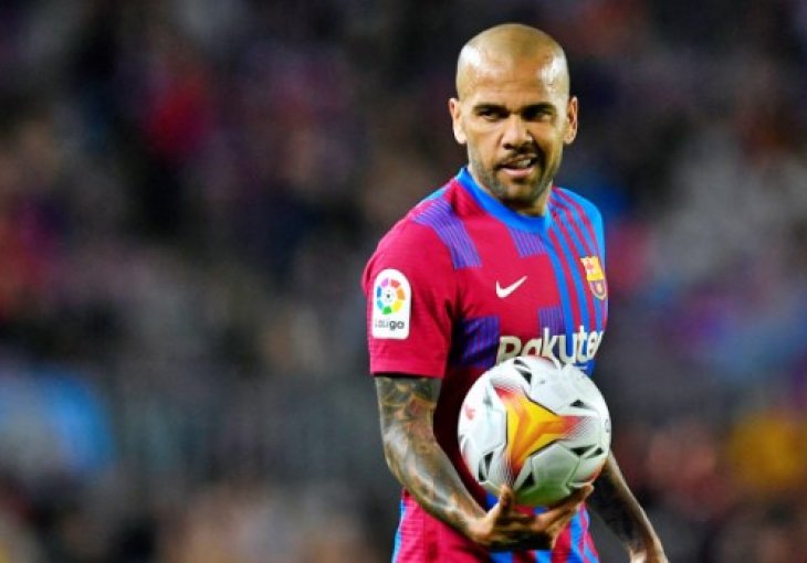 Alves se putem maila ponudio klubu od kojeg je skoro deset puta trofejniji pa doživio najveće poniženje u karijeri