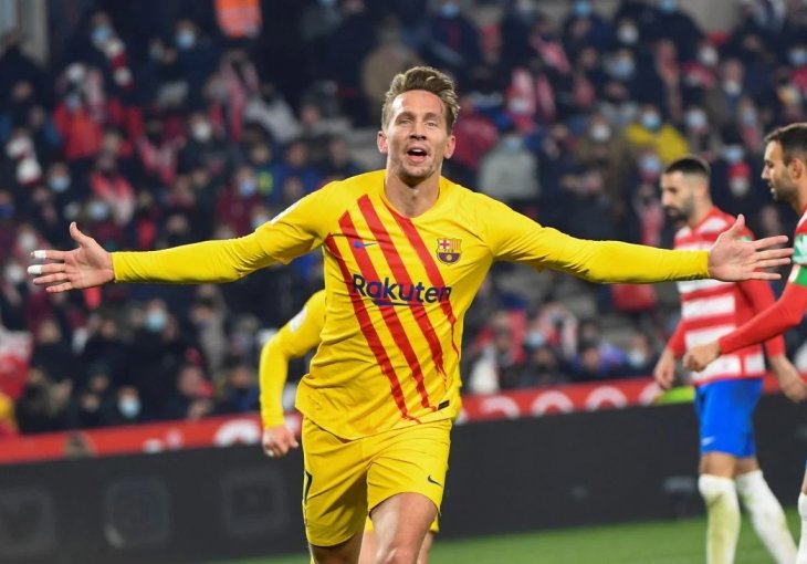Barcelona duguje De Jongu 20 miliona eura: To koči transfer u Junajted