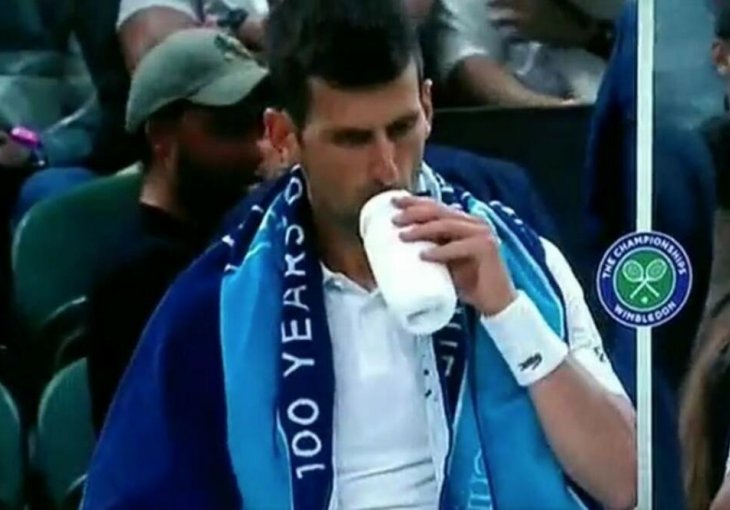 ĐOKOVIĆA RASTRGALI NA DRUŠTVENIM MREŽAMA! Navijač objavio snimak i poručio: Novak krije nešto u flašici! (VIDEO)