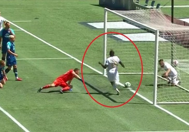 Lopta je na liniji, bijeli tim je u napadu, mislite da je gol?  Varate se!