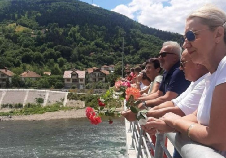 Rukometaši Radničkog iz Goražda odali počast žrtvama genocida: Drinom zaplovile ruže