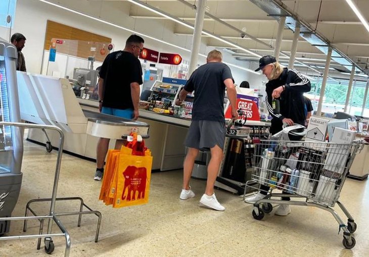 JEDAN OD NAJBOLJIH FUDBALERA PLANETE Od luksuznog ugovora može imati šta poželi, a kupuje u prodavnici s popustima