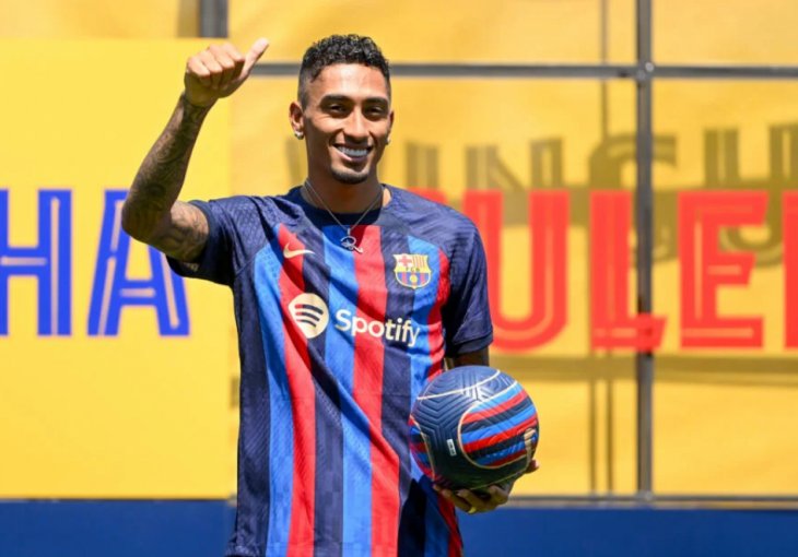 STIŽE KAO OGROMNO POJAČANJE: Brazilac je briljirao pred navijačima Barce, ali predstavljanje Raphinhe je ‘‘ništa‘‘ u odnosu na Ronaldinha