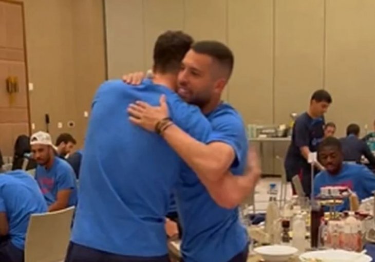 SVI PRIČAJU O MIRETOVOJ REAKCIJI: Lewandowski sinoć upoznao nove saigrače, a izraz lica Miralema Pjanića hit na društvenim mrežama