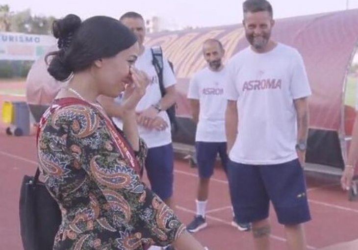 Navijač zaprosio djevojku pred Mourinhom, pogledajte njegovu reakciju VIDEO