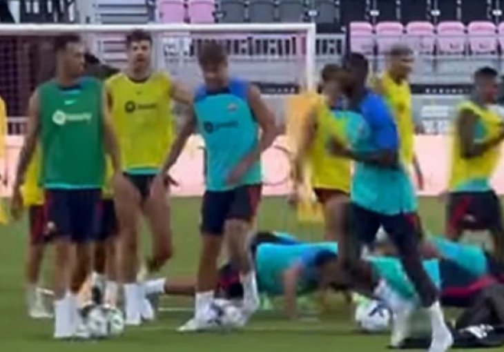 Lukavi Dembele pokušao izbjeći sklekove, a onda su Aubameyang i De Jong shvatili šta radi