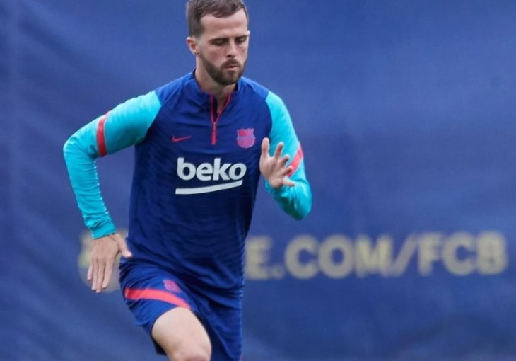 NI NAJVEĆI OPTIMISTI NISU VJEROVALI U NJEGOV OSTANAK Drastična promjena situacije, Xavi direktno NAHVALIO Pjanića