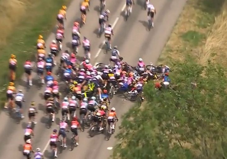 VIDEO Neviđen masovni sudar na Tour de Franceu, par desetina takmičarki završilo na gomili