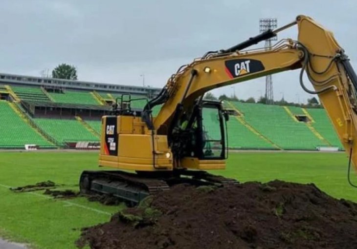 Počeli radovi na rekonstrukciji travnjaka stadiona Asim Ferhatović Hase