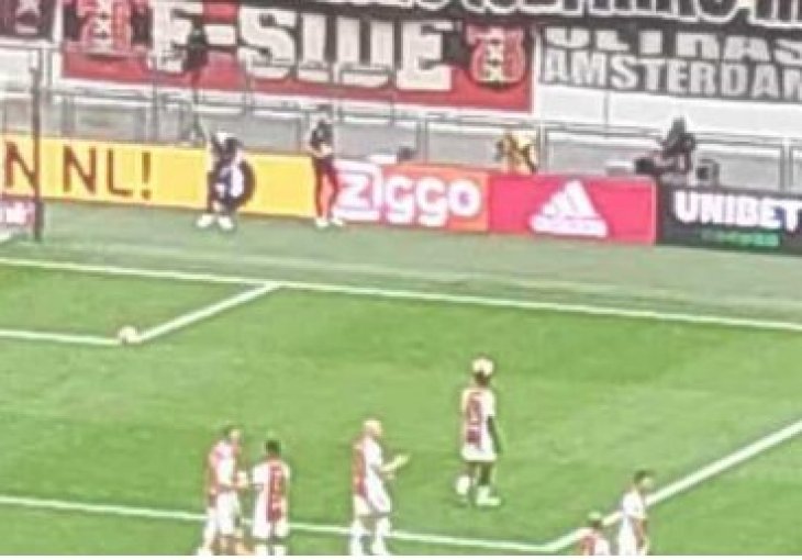 Navijači Ajaxa velikim transparentom na bosanskom jeziku pružili podršku Tadiću