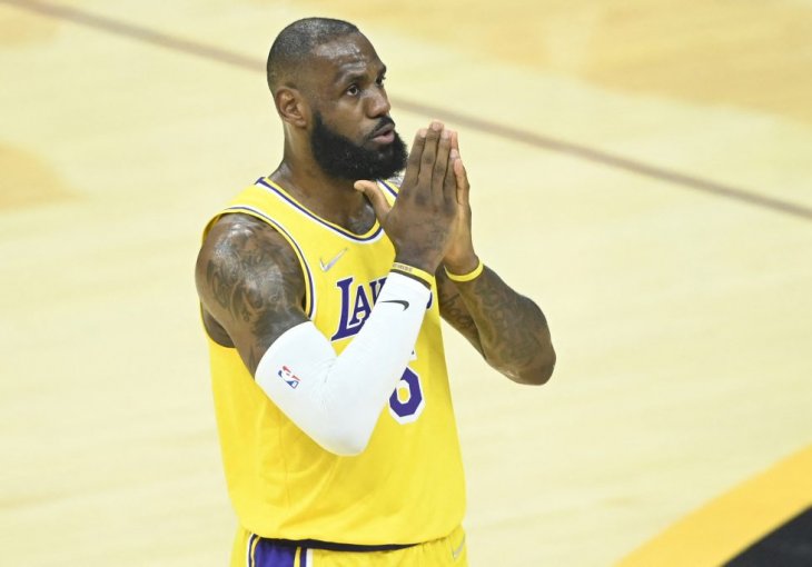 UŠAO U HISTORIJU: LeBron produžio ugovor sa Lakersima