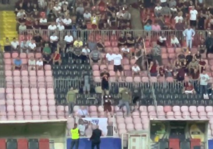 KAKVA KOLIČINA BEZOBRAZLUKA Delegat utakmice pokušao skinuti zastavu s ljiljanima, navijači Sarajeva burno reagovali