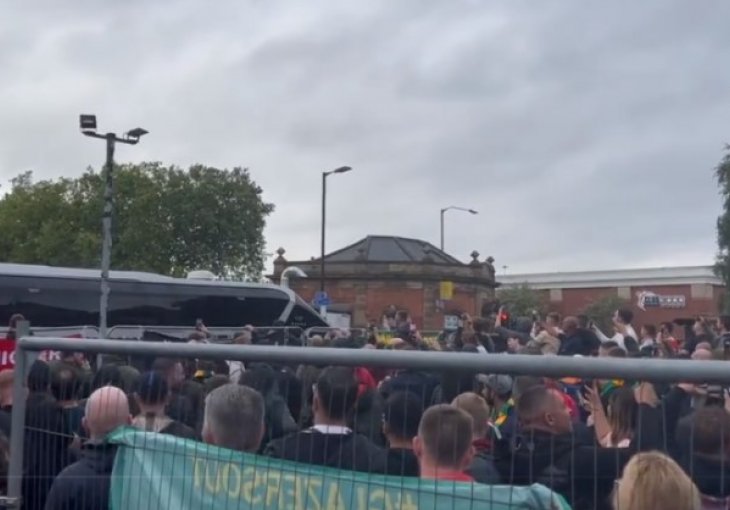 POČELO JE Navijači Manchester Uniteda su na ogromnim protestima, ali Casemiro je uspio da djelimično popravi stvar