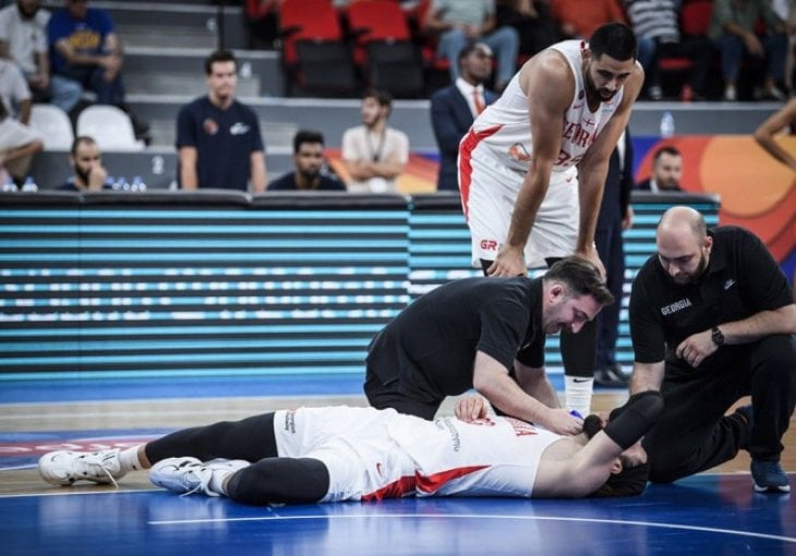 IZLAZI U SUZAMA, ŠOKIRANI NAVIJAČI HVATAJU SE ZA GLAVU: Trebao je biti jedna od najvećih zvijezda Eurobasketa, a uslijedila je teška povreda