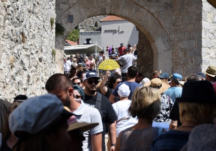 Sve više ljudi oko Starog mosta, pripreme za gledanje skokova
