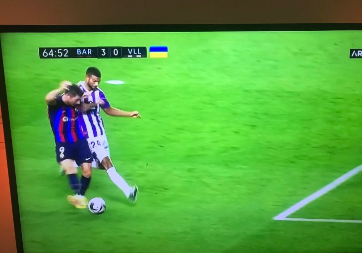 LEWANGOOLSKIIIII!!! KAKAV IGRAČ, UPRAVO ON JE FALIO BARCI Čarobni pogoci na Nou Campu večeras, ovo je čista perfekcija