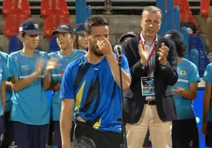 DAMIRA DŽUMHURA NISTE VIDJELI OVAKVOG Emocije i suze nakon meča, održao je i govor