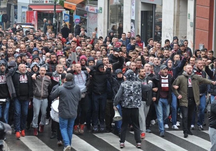 HORDE ZLA STIGLE PRED ZGRADU SAVEZA I OKAČILE PAROLU O KOJOJ SE PRIČA Uvijek će se čuti s naših tribina, ime najvećeg bosanskog sina...