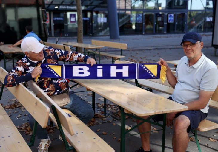IPAK NIJE SVE TAKO CRNO Beograđani u Kelnu navijaju za BiH: Šta je bilo, bilo je, naprijed Bosno!