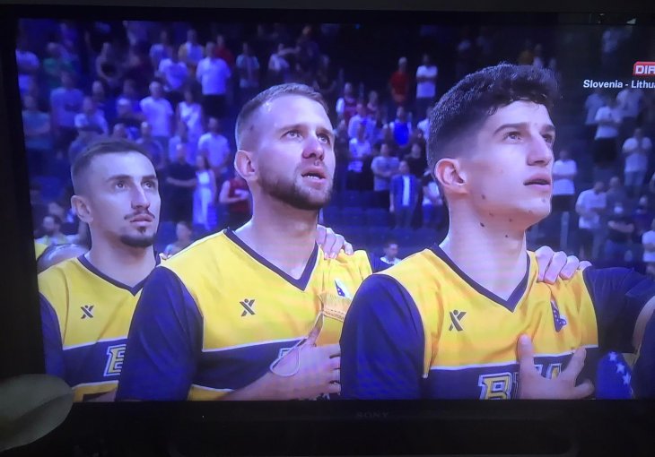 NAVIJAČI SU ODUŠEVLJENI: Brojni bh. košarkaši prilikom intoniranja himne pjevali ‘Jedna si jedina‘