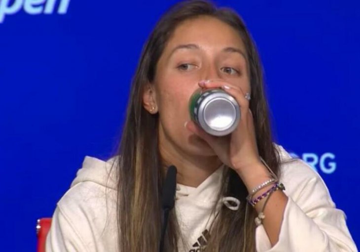 POTPUNI ŠOK NA KONFERENCIJI ZA MEDIJE! Ispala s US opena, pa pred novinare izašla s LIMENKOM PIVA u ruci: Ovo je poručila!