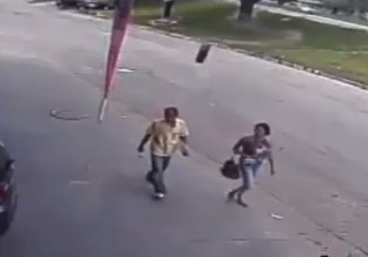 POGREŠNI MJESTO I VRIJEME Šetali su bezbrižno, ali onda se dogodila bizarna nesreća VIDEO