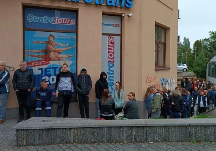 Zeničani čekaju u redu da bi kupili ulaznice za ključni duel Zmajeva protiv Crne Gore