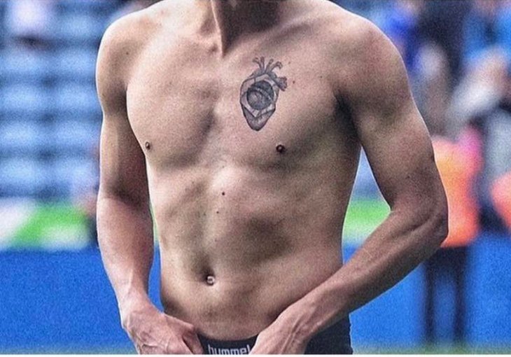 Veliki prgavac ima najoriginalniju tetovažu u svijetu fudbala: 