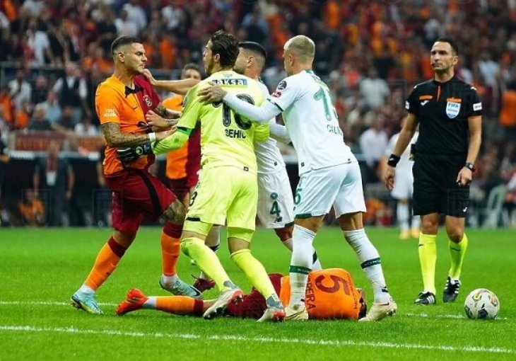 Bh. golman dobio crveni karton nakon sukoba s Icardijem i ostalim igračima Galatasaraya