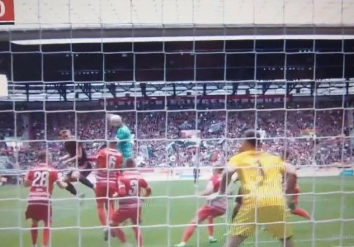 Kada udari golman na golmana: Augsburgov čuvar mreže u nadoknadi je zaustavio FANTASTIČAN pokušaj Neuera VIDEO