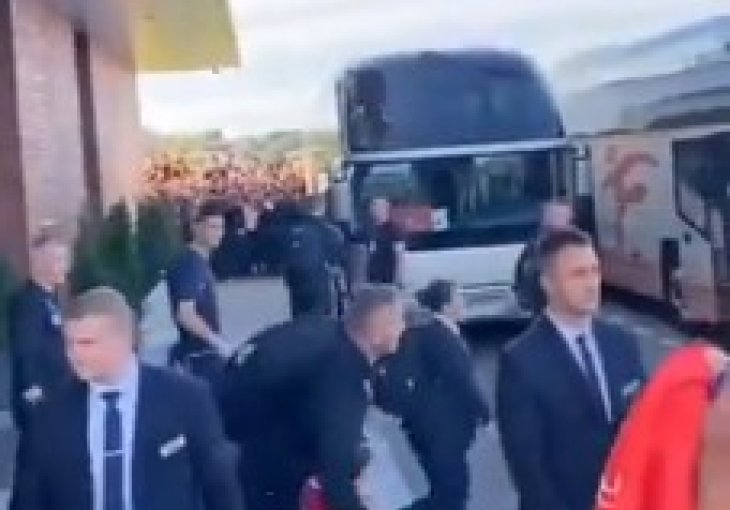 Dječak se hrvao s osiguranjem kako bi došao do Ronalda, evo kako je Portugalac reagovao na to sve VIDEO