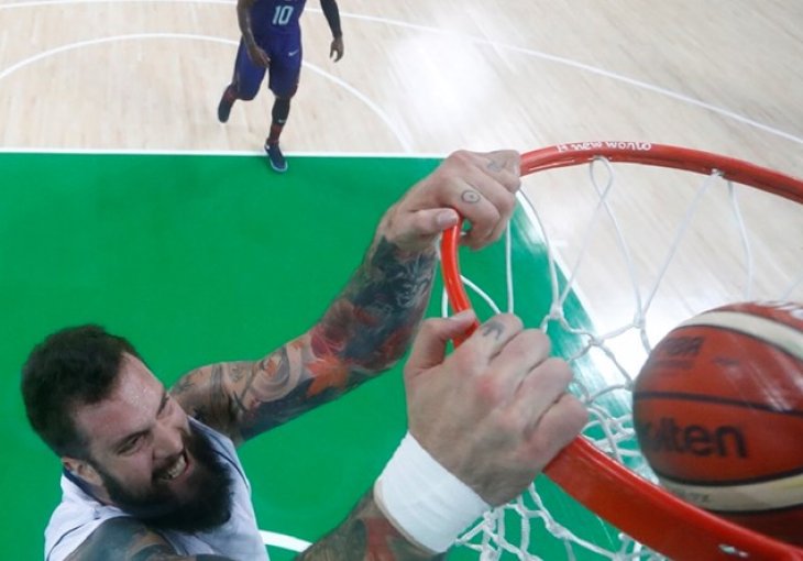 TROFEJNI SRPSKI KOŠARKAŠ ODBIO ZVEZDU: Vozit će kamper u SAD-u s legendama rocka