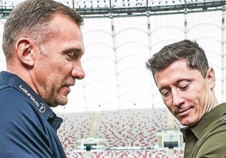 Ševčenko sa suzama u očima Lewandowskom uručio kapitensku traku koju će nositi na SP u Kataru
