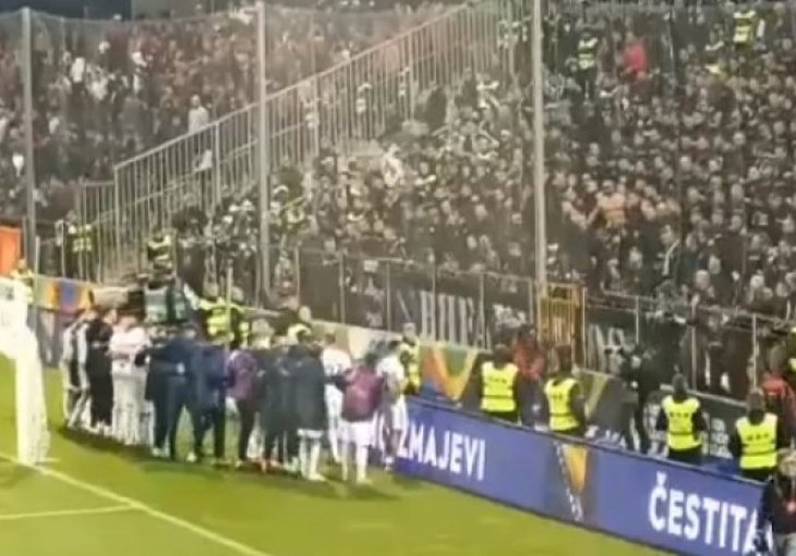 Veliko slavlje igrača i navijača poslije pobjede nad Crnom Gorom
