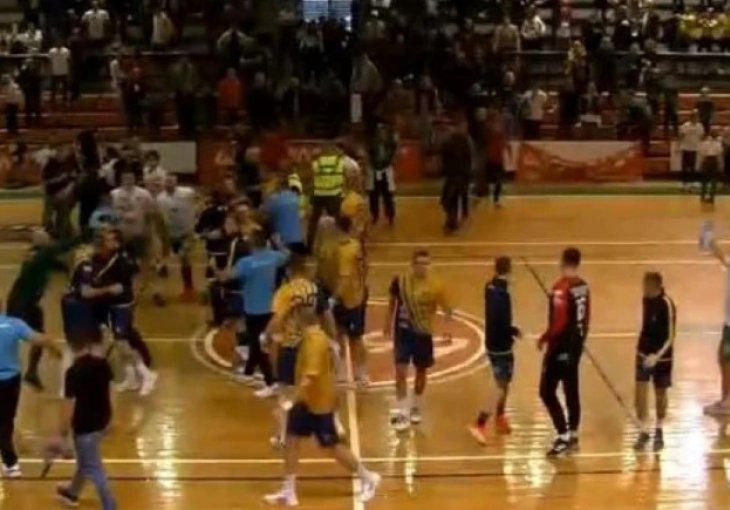 SCENE KOJE NE ŽELIMO GLEDATI Gračanica slavila u rukometnoj utakmici protiv Visokog, a onda su domaći navijači počeli da ih tuku VIDEO
