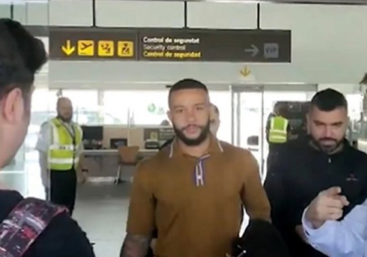Memphis Depay, ne baš raspoložen, sletio na aerodrom pa novinarima odgovorio samo jednom rečenicom