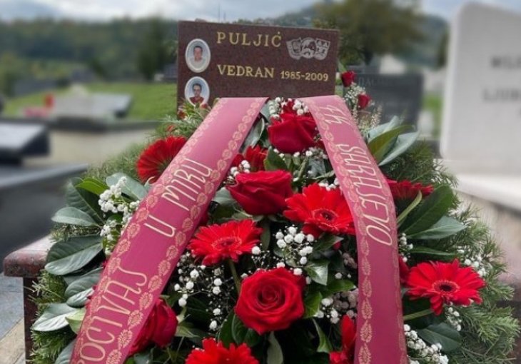 Delegacija FK Sarajevo položila vijenac na grob Vedrana Puljića