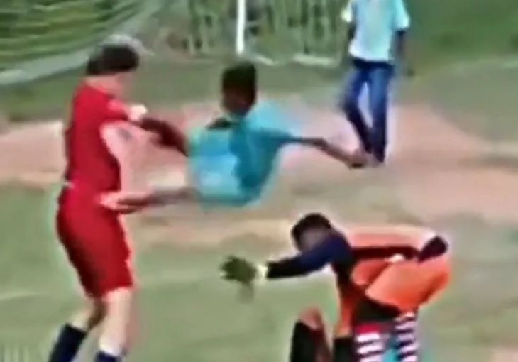 POTEZ ZA SVAKU OSUDU - BRUTALNO I ŽESTOKO: Kečerskim potezom nokautirao protivničkog fudbalera 