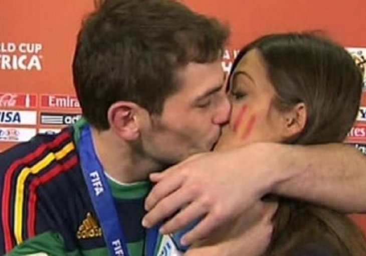 TRENUTAK KOJI SE NE ZABORAVLJA: Casillas je na SP-u pred kamerama poljubio novinarku, postala mu je supruga